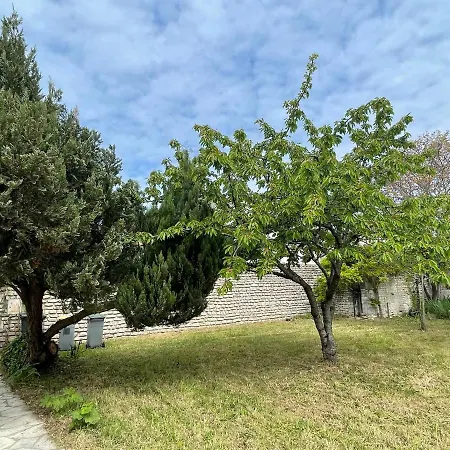Pierrot Avec Grand Jardin Arbore, Proche Du Port Et Des Restaurants