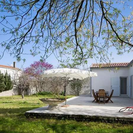 Pierrot Avec Grand Jardin Arbore, Proche Du Port Et Des Restaurants Holiday home
