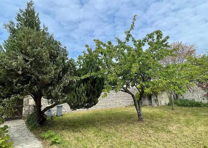 Pierrot Avec Grand Jardin Arbore, Proche Du Port Et Des Restaurants