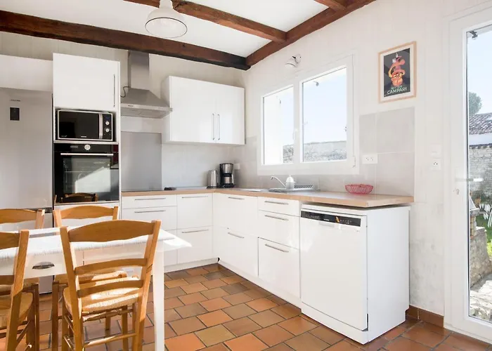 Pierrot Avec Grand Jardin Arbore, Proche Du Port Et Des Restaurants Holiday home La Flotte