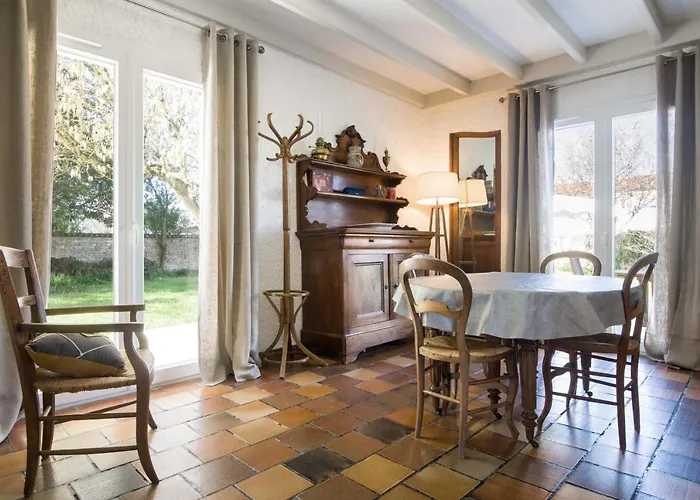 Pierrot Avec Grand Jardin Arbore, Proche Du Port Et Des Restaurants