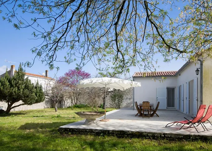 Pierrot Avec Grand Jardin Arbore, Proche Du Port Et Des Restaurants Holiday home